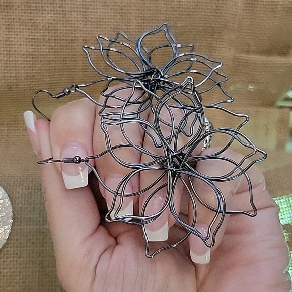 FLORAL SCULPTURE EARRINGS - Picture 5 of 6